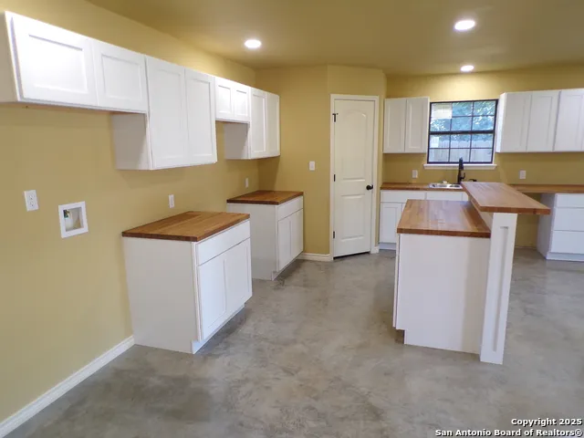 705 W Cargile Uvalde, TX 78801