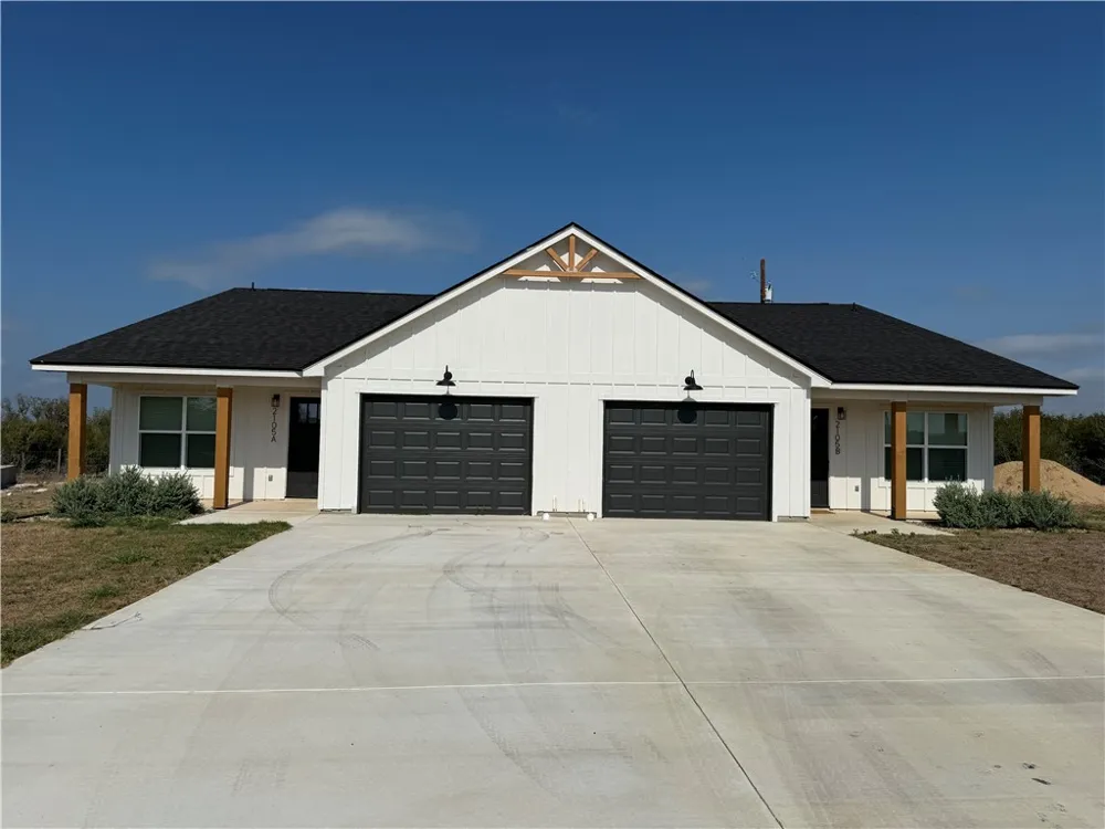 2105 VISTA ROSA #1 Three Rivers, TX 78071
