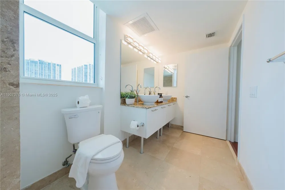 41 SE 5th St #1217 Miami, FL 33131