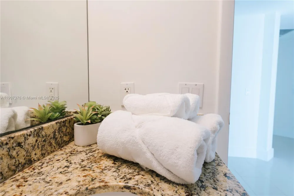 41 SE 5th St #1217 Miami, FL 33131