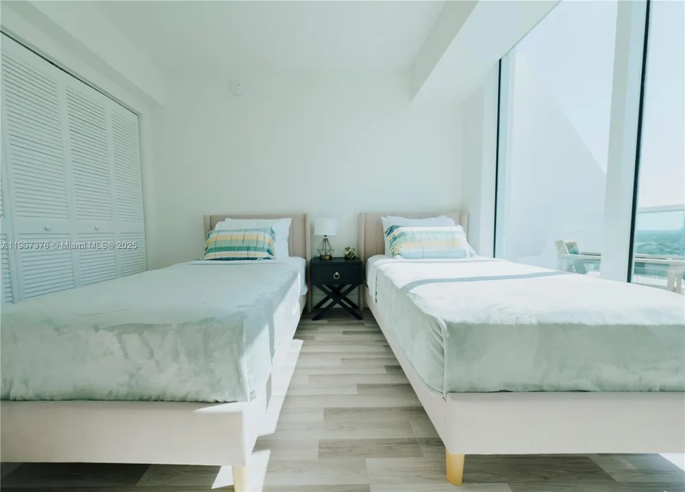 41 SE 5th St #1217 Miami, FL 33131