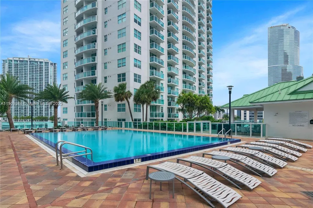 41 SE 5th St #1217 Miami, FL 33131