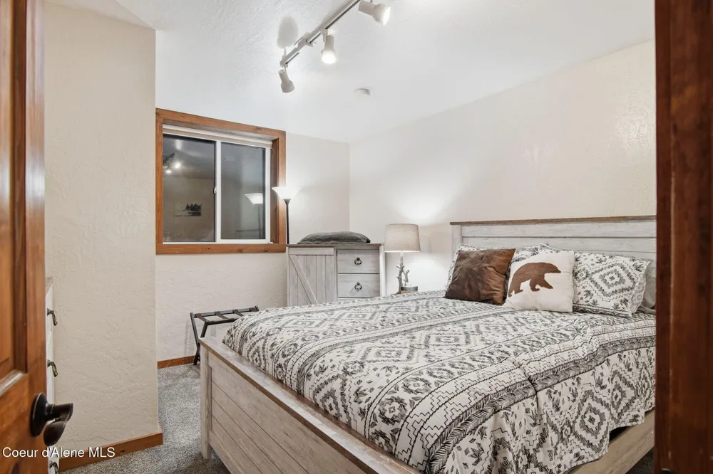 527 Creekside Drive Priest Lake, ID 83856