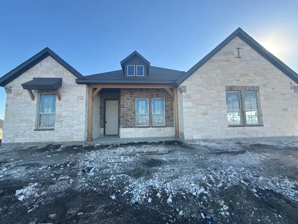 930 County Road 200 Valley View, TX 76272
