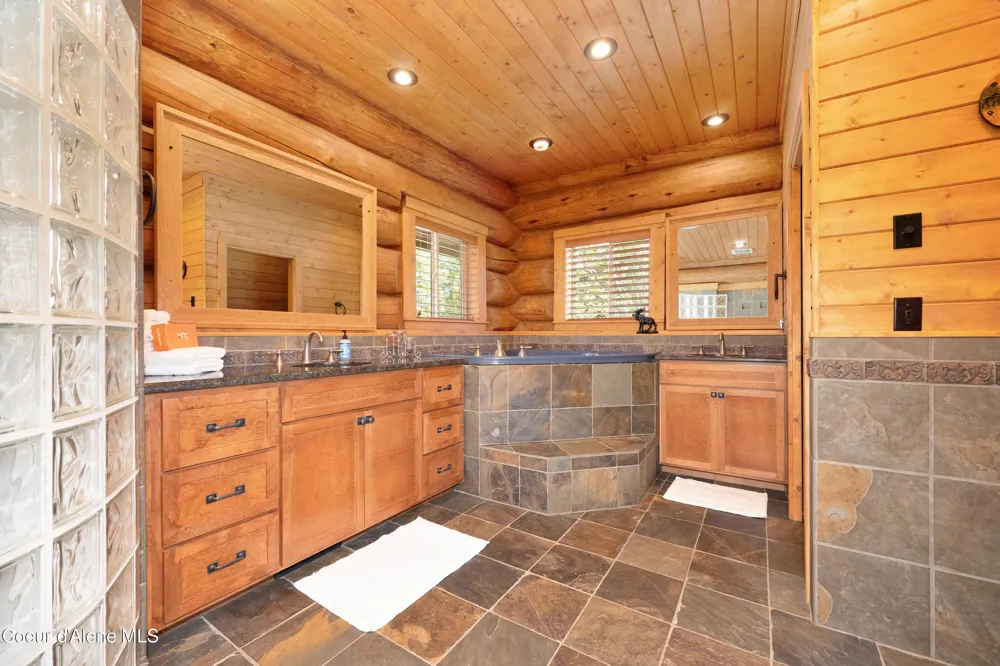 122 Makridge Lane Kingston, ID 83839