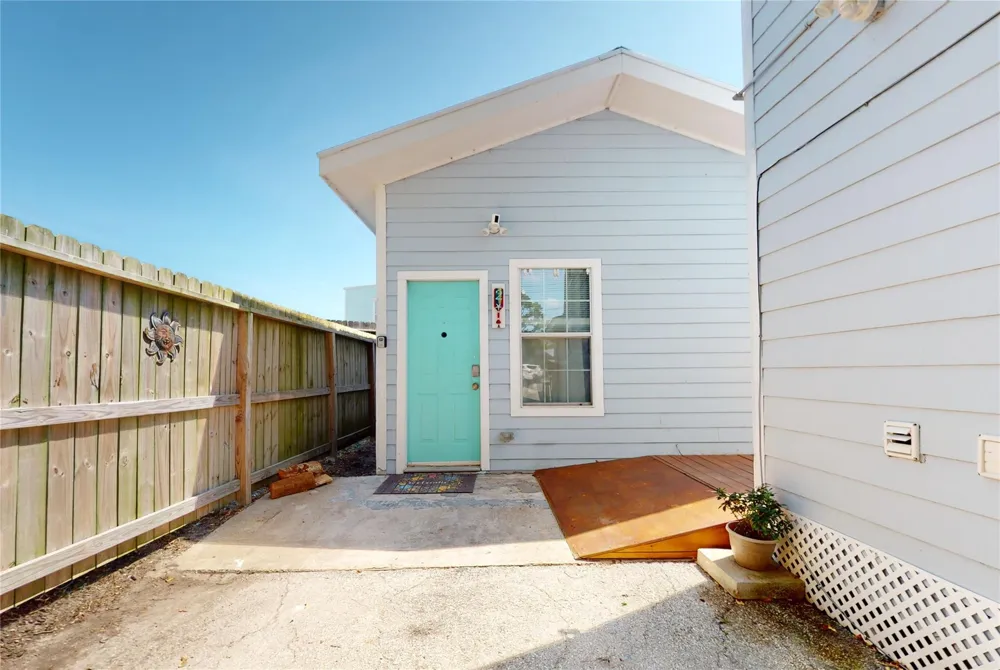 4507 W Bayshore Drive Bacliff, TX 77518