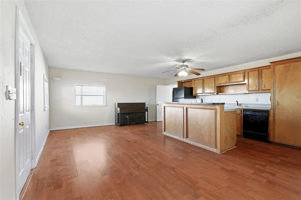 434 Pompano Street Bayou Vista, TX 77563