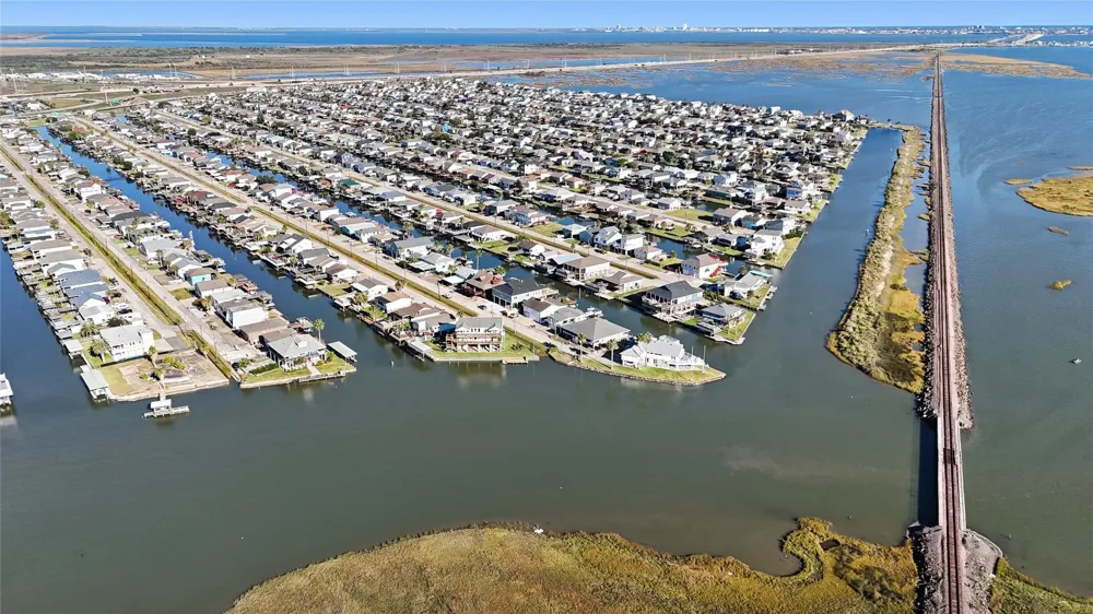 434 Pompano Street Bayou Vista, TX 77563