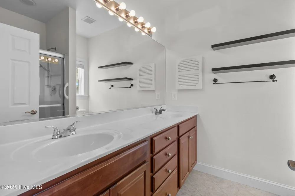 601 Viccars Lane Manteo, NC 27954