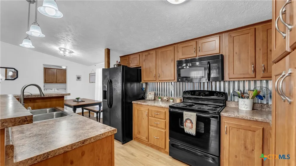 9902 County Road 210 Bertram, TX 78605