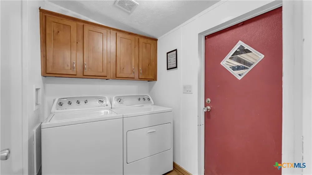 9902 County Road 210 Bertram, TX 78605