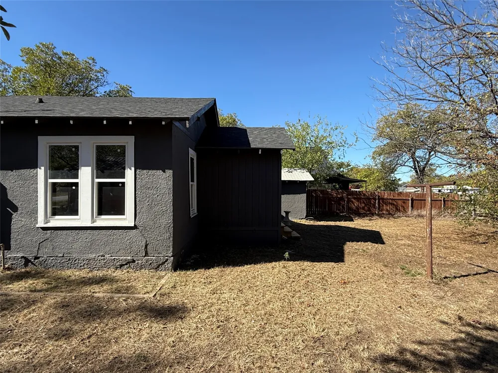 705 E 9th Street Coleman, TX 76834