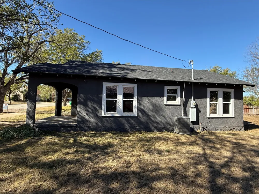 705 E 9th Street Coleman, TX 76834