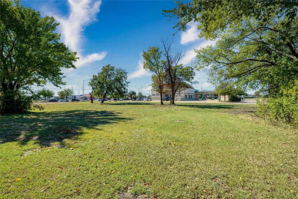 2401 Arapaho Road Garland, TX 75044