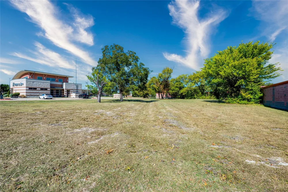 2401 Arapaho Road Garland, TX 75044