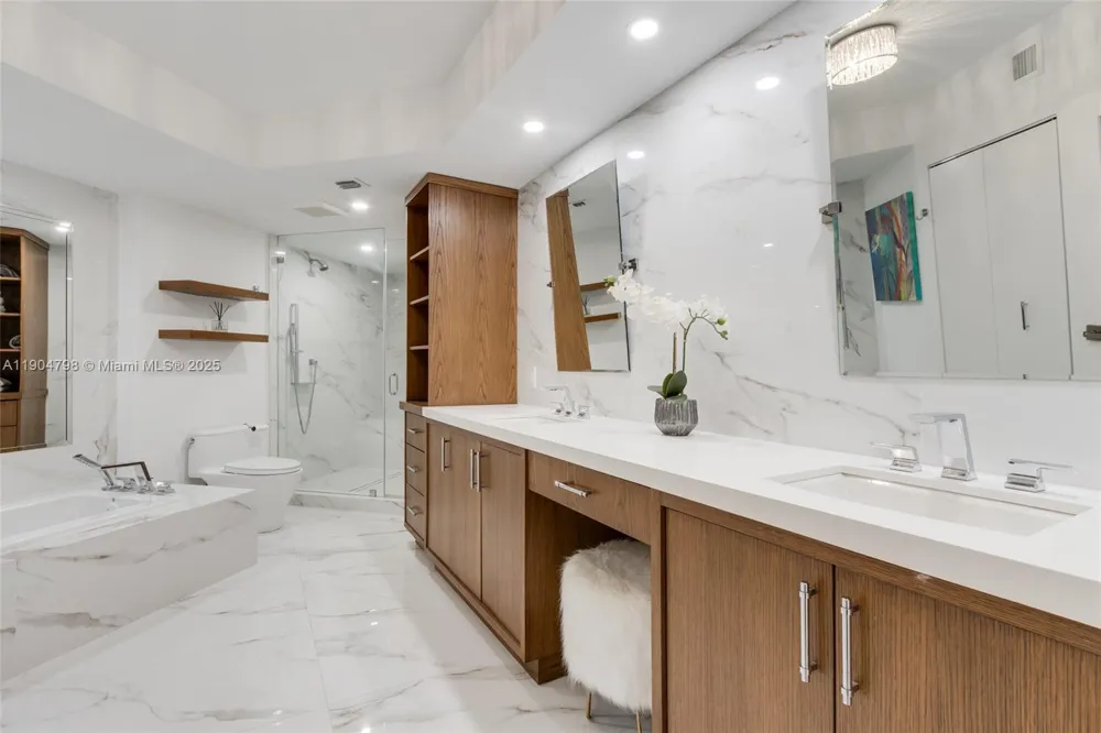 3370 Hidden Bay Dr #303 Aventura, FL 33180