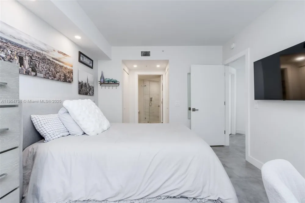 3370 Hidden Bay Dr #303 Aventura, FL 33180