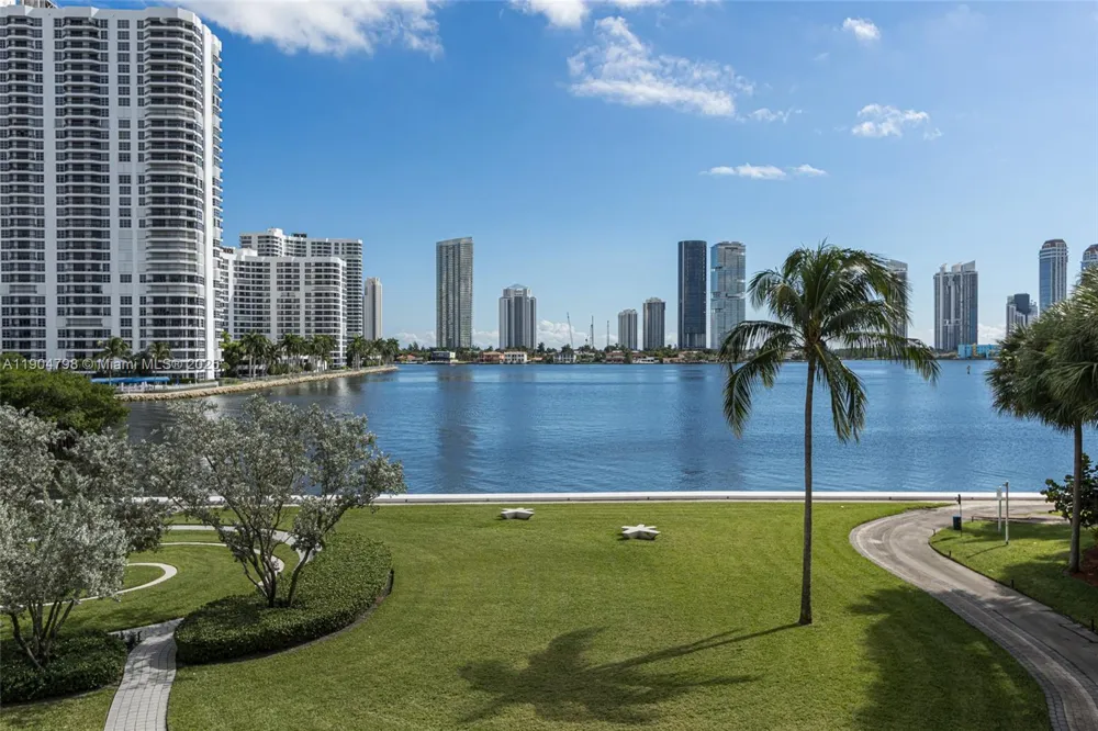 3370 Hidden Bay Dr #303 Aventura, FL 33180