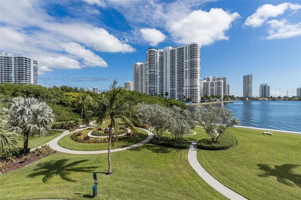 3370 Hidden Bay Dr #303 Aventura, FL 33180