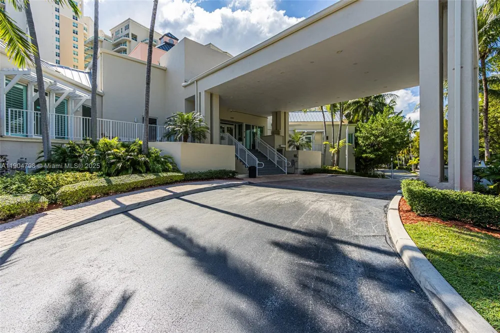 3370 Hidden Bay Dr #303 Aventura, FL 33180