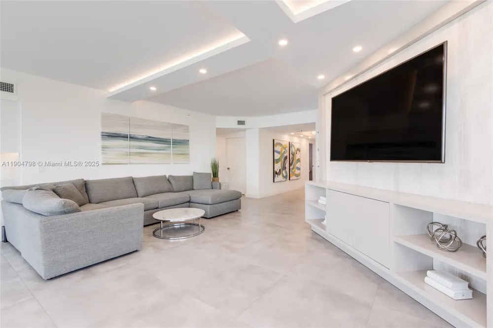 3370 Hidden Bay Dr #303 Aventura, FL 33180
