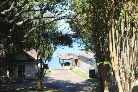 Lake Oaks Boulevard