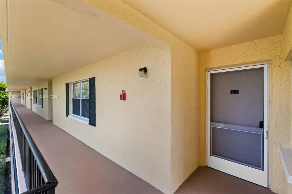 1087 Forest Lakes Drive #309 Naples, FL 34105