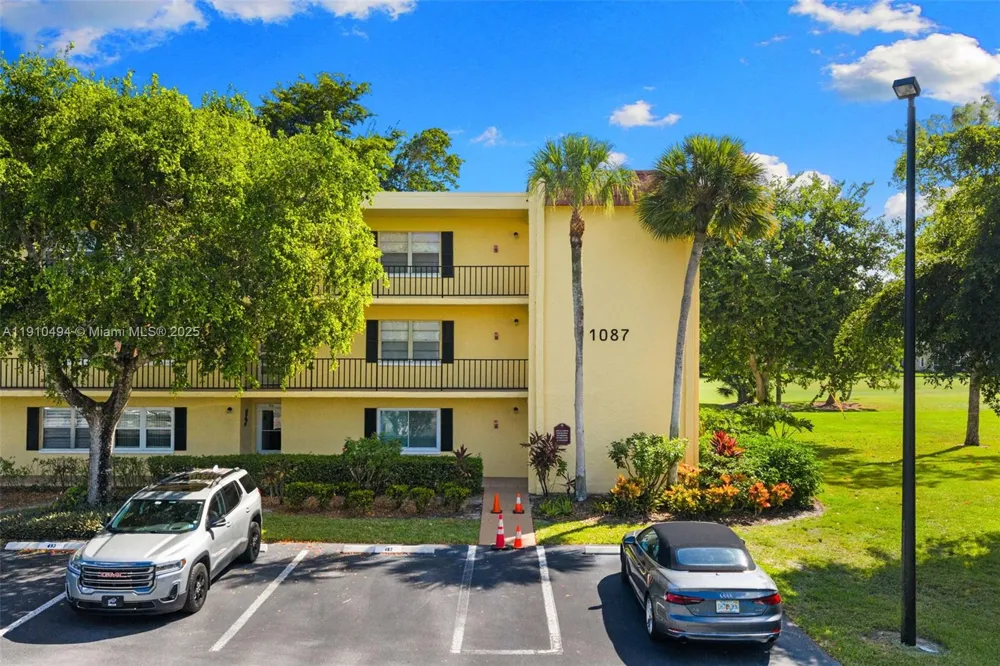 1087 Forest Lakes Drive #309 Naples, FL 34105