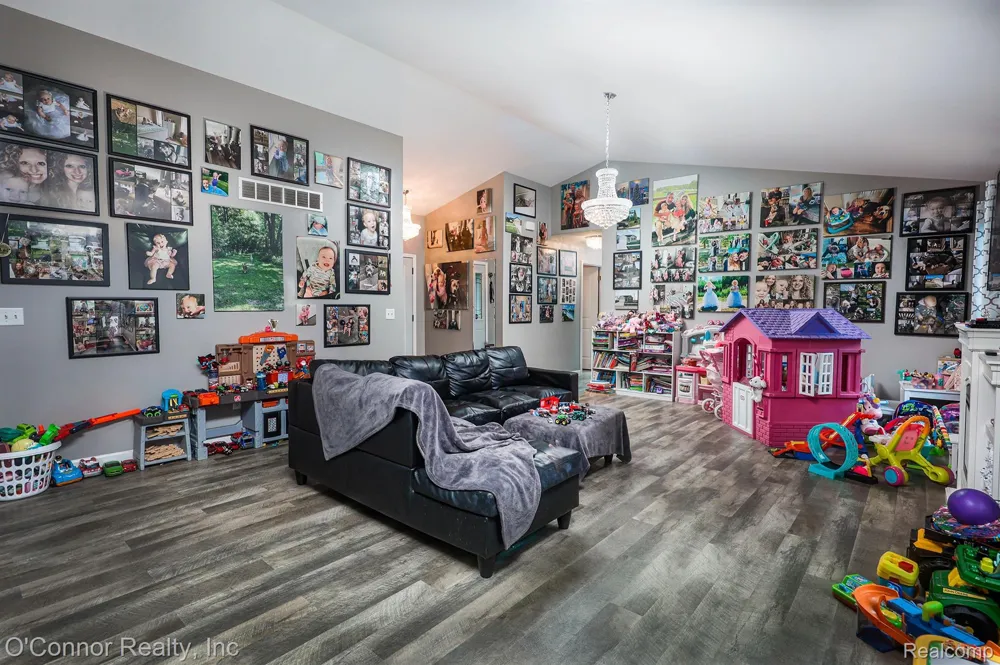 2007 Edward Lane E Kimball Township, MI 48074