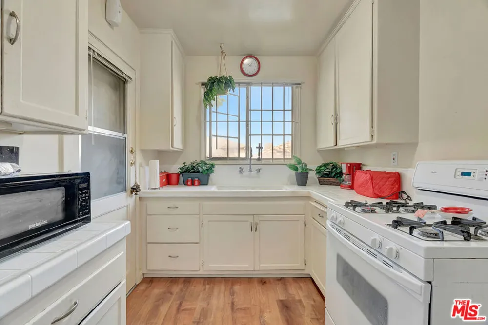 4034 Abourne Road #B Los Angeles, CA 90008