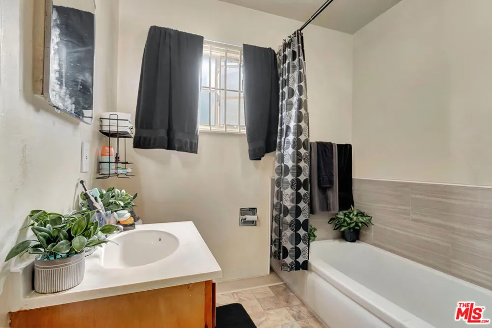 4034 Abourne Road #B Los Angeles, CA 90008