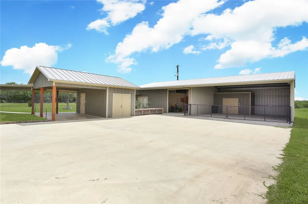 891 Hopkinsville Rd Cuero, TX 77954