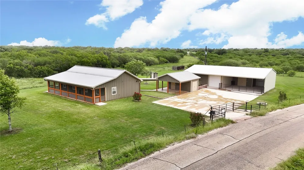 891 Hopkinsville Rd Cuero, TX 77954