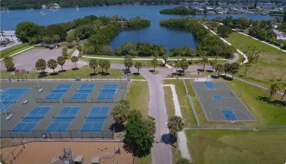3869 ISLAND WAY St Petersburg, FL 33705