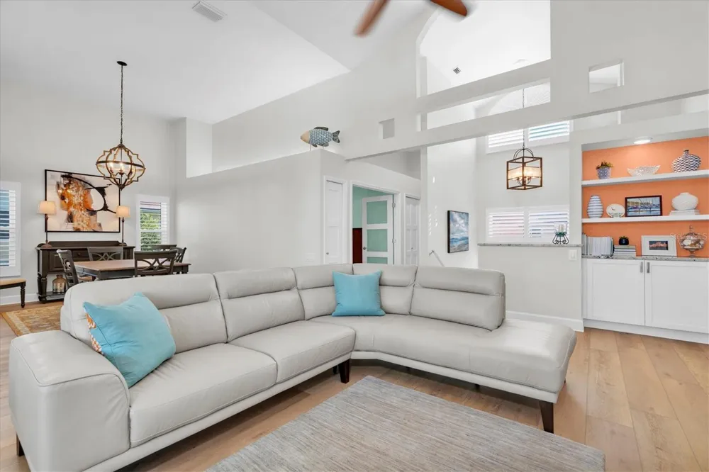 18 JEFFERSON COURT S St Petersburg, FL 33711