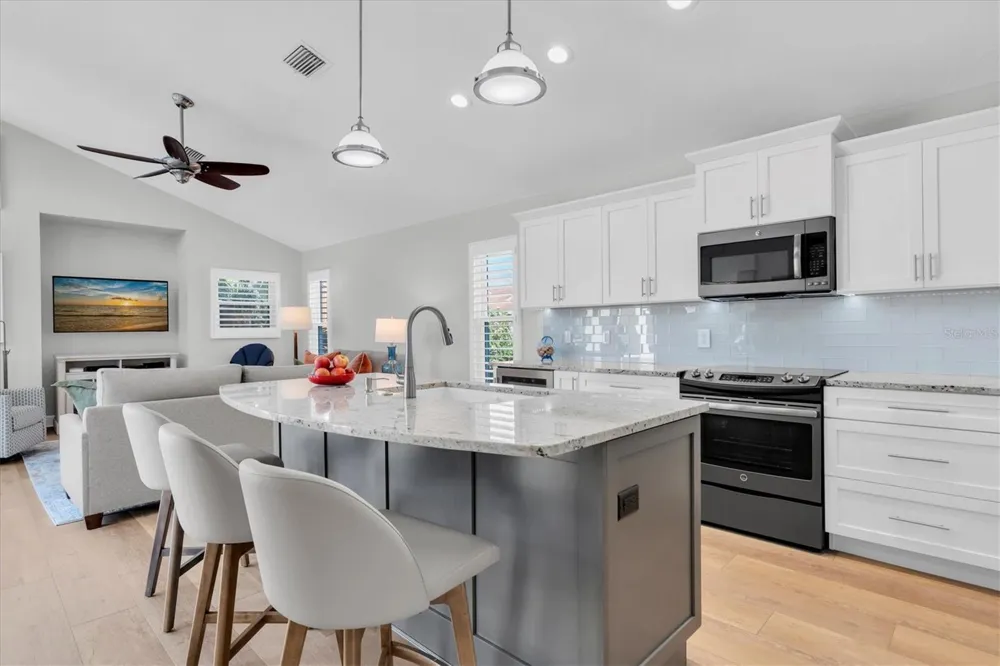 18 JEFFERSON COURT S St Petersburg, FL 33711