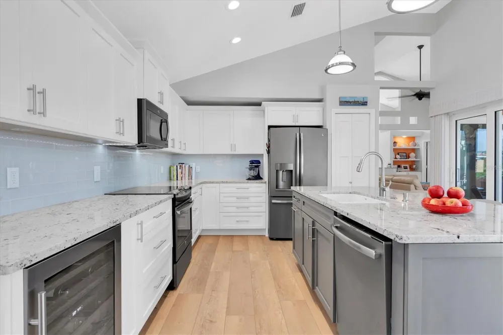 18 JEFFERSON COURT S St Petersburg, FL 33711