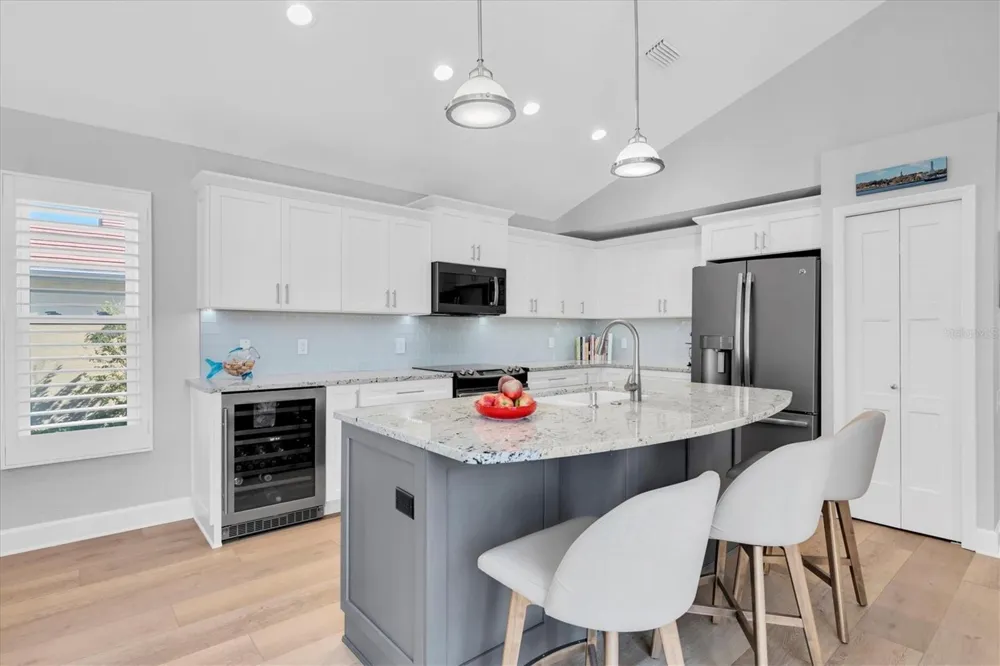 18 JEFFERSON COURT S St Petersburg, FL 33711