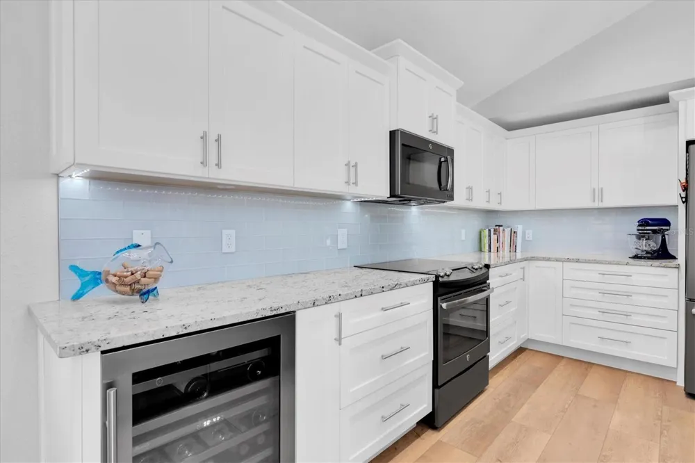 18 JEFFERSON COURT S St Petersburg, FL 33711