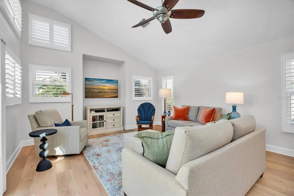 18 JEFFERSON COURT S St Petersburg, FL 33711