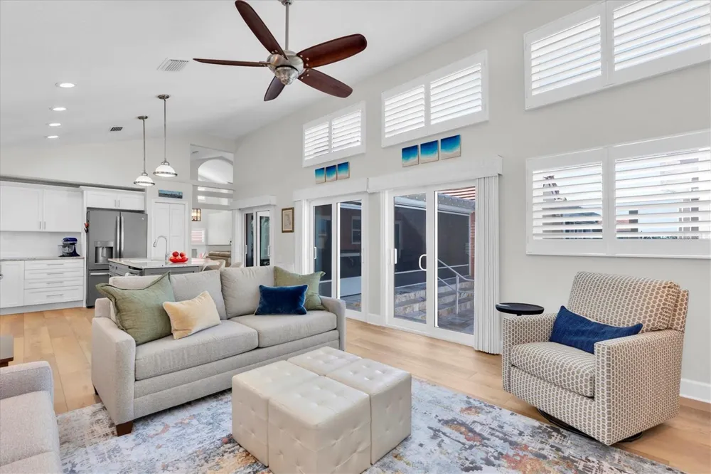 18 JEFFERSON COURT S St Petersburg, FL 33711