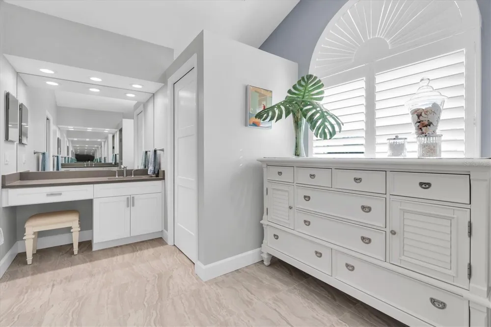 18 JEFFERSON COURT S St Petersburg, FL 33711