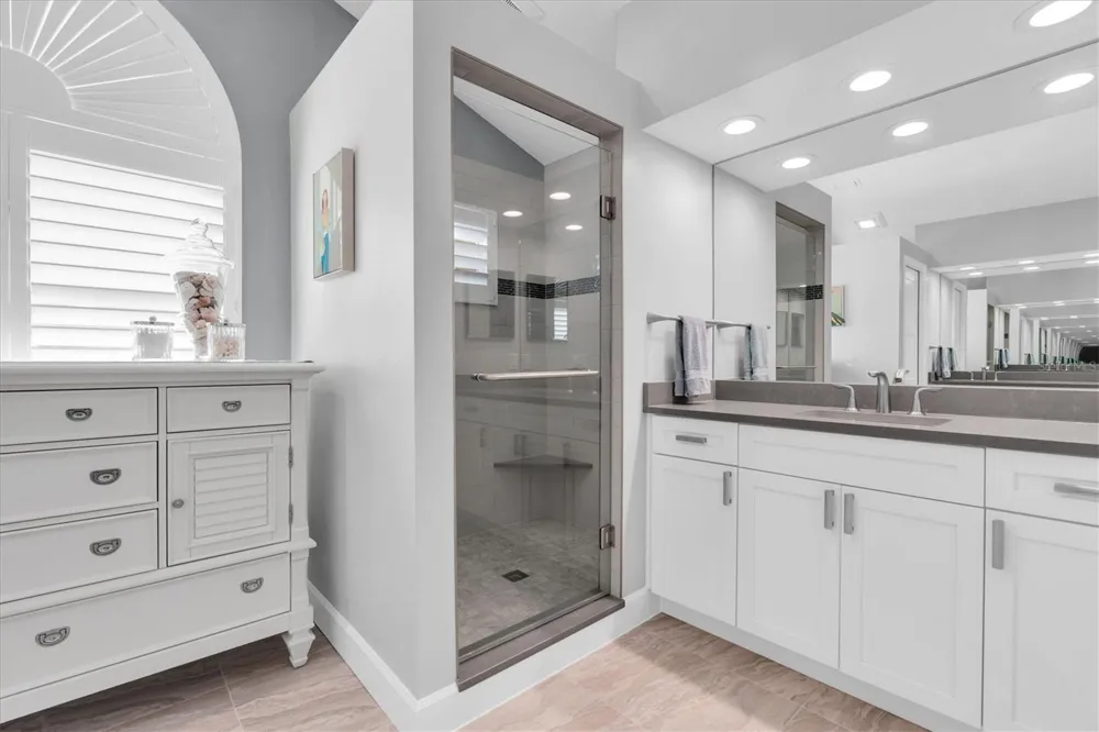 18 JEFFERSON COURT S St Petersburg, FL 33711