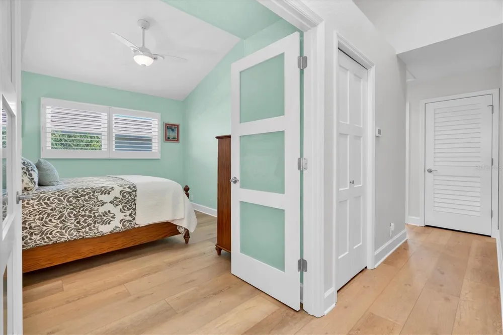 18 JEFFERSON COURT S St Petersburg, FL 33711