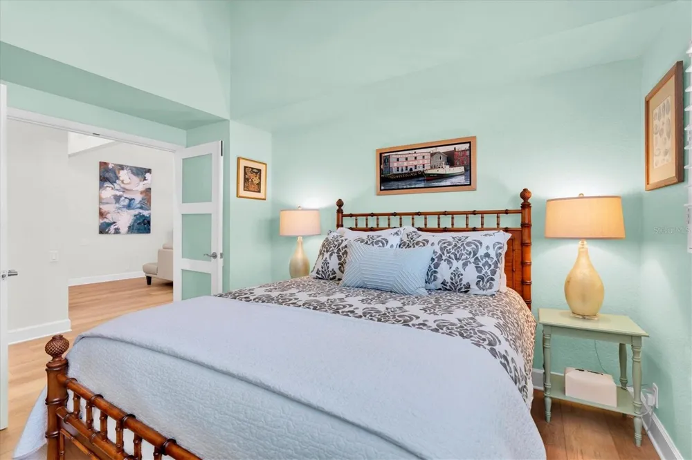 18 JEFFERSON COURT S St Petersburg, FL 33711