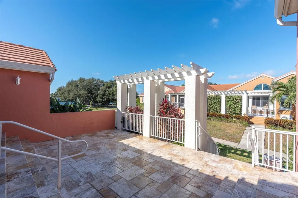 18 JEFFERSON COURT S St Petersburg, FL 33711