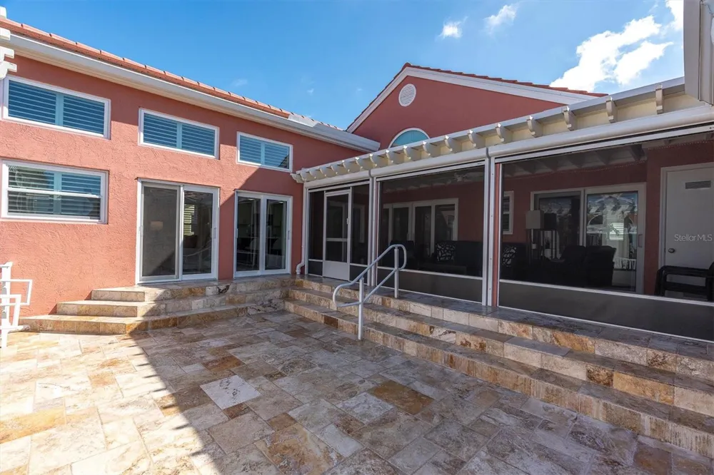18 JEFFERSON COURT S St Petersburg, FL 33711