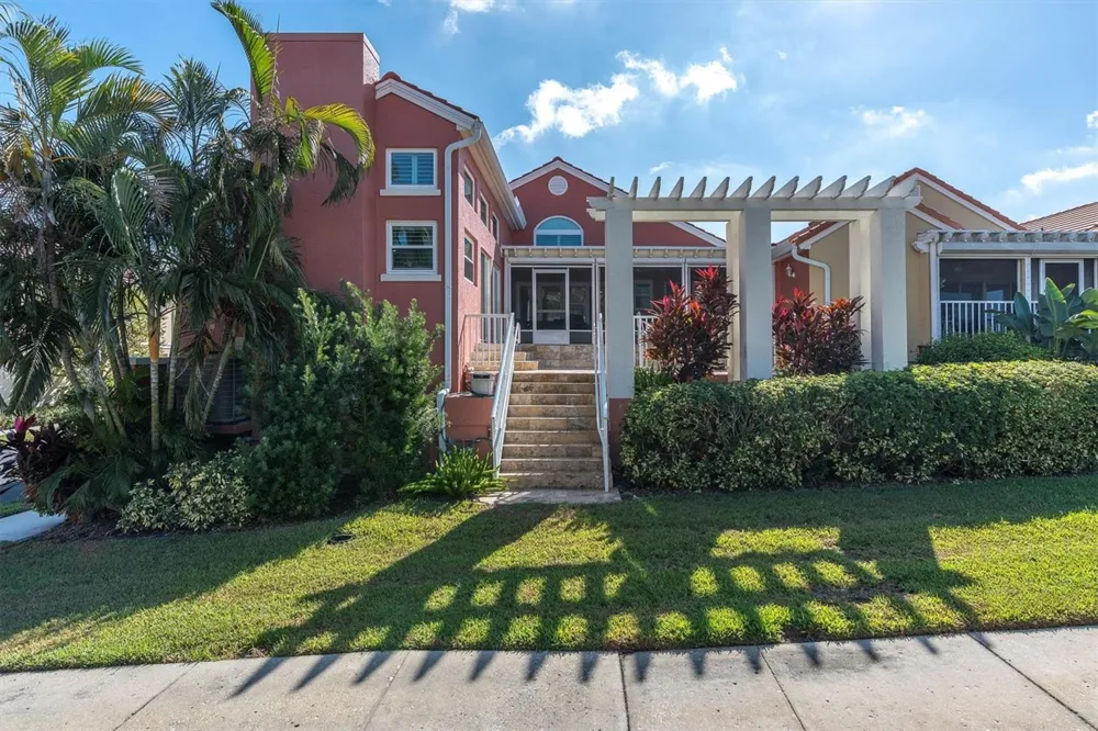 18 JEFFERSON COURT S St Petersburg, FL 33711