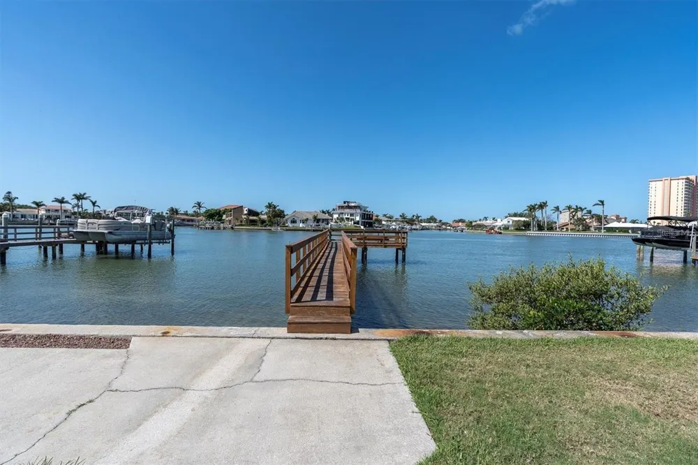 18 JEFFERSON COURT S St Petersburg, FL 33711