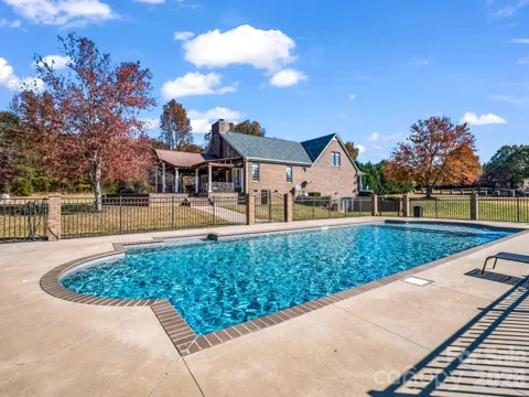 1102 S Mountain Road